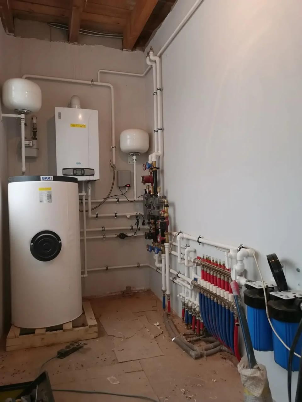 Котельная с бойлером Baxi: настенный котёл, два расширительных бака, насосная группа, коллекторы отопления и воды, корпусные фильтры водоподготовки, Балабаново